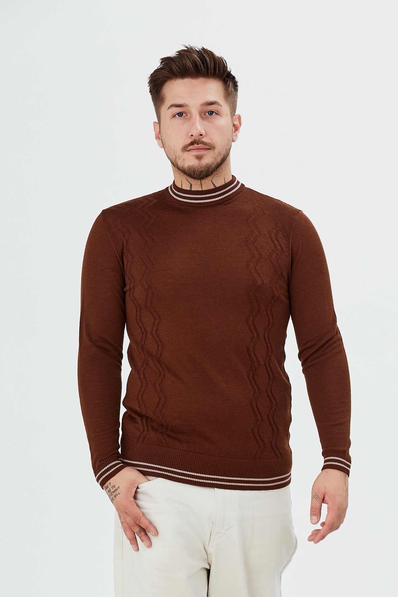 Pulover cu model zig-zag si maneci lungi