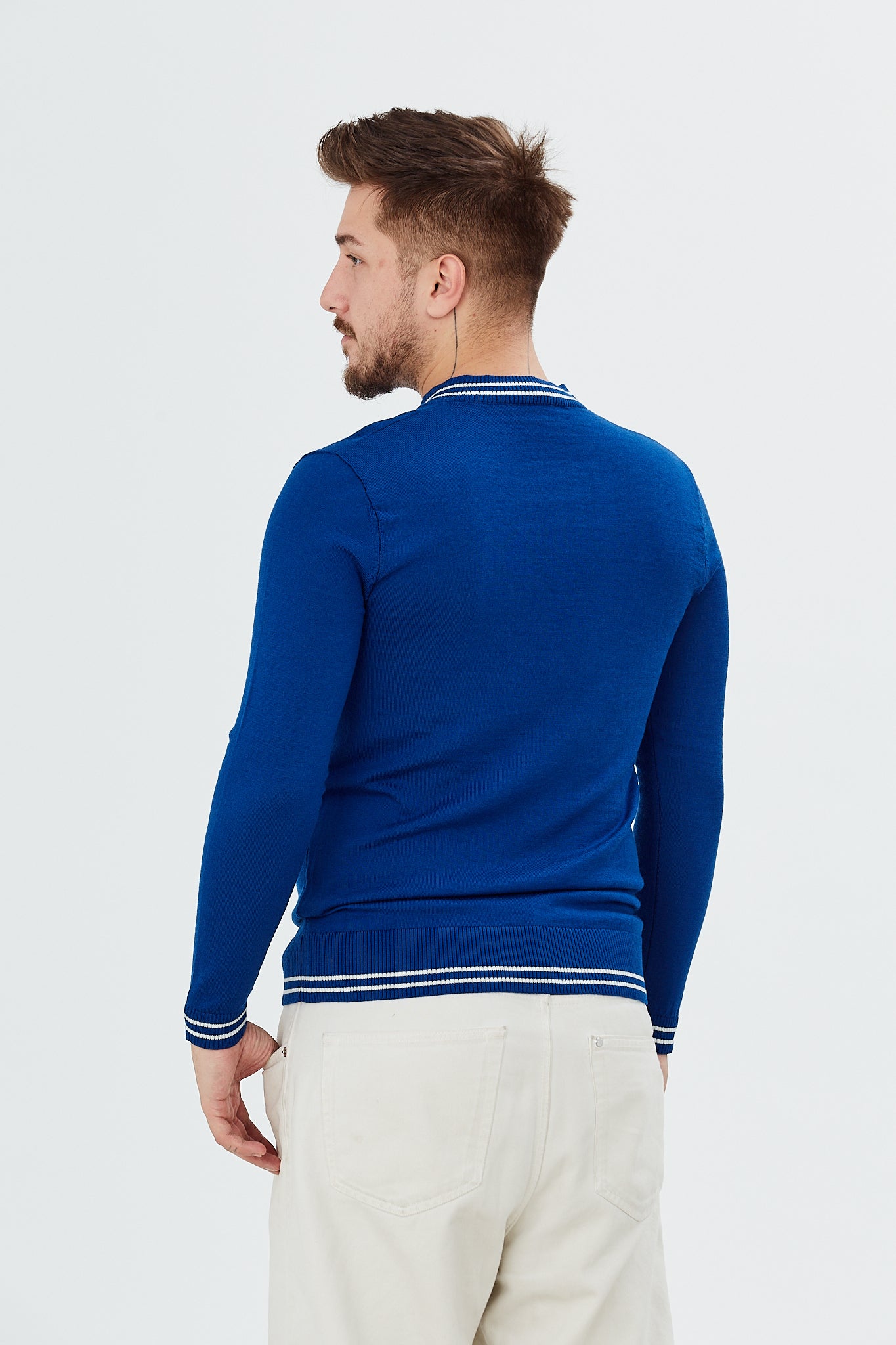 Pulover cu guler V si modele zig-zag