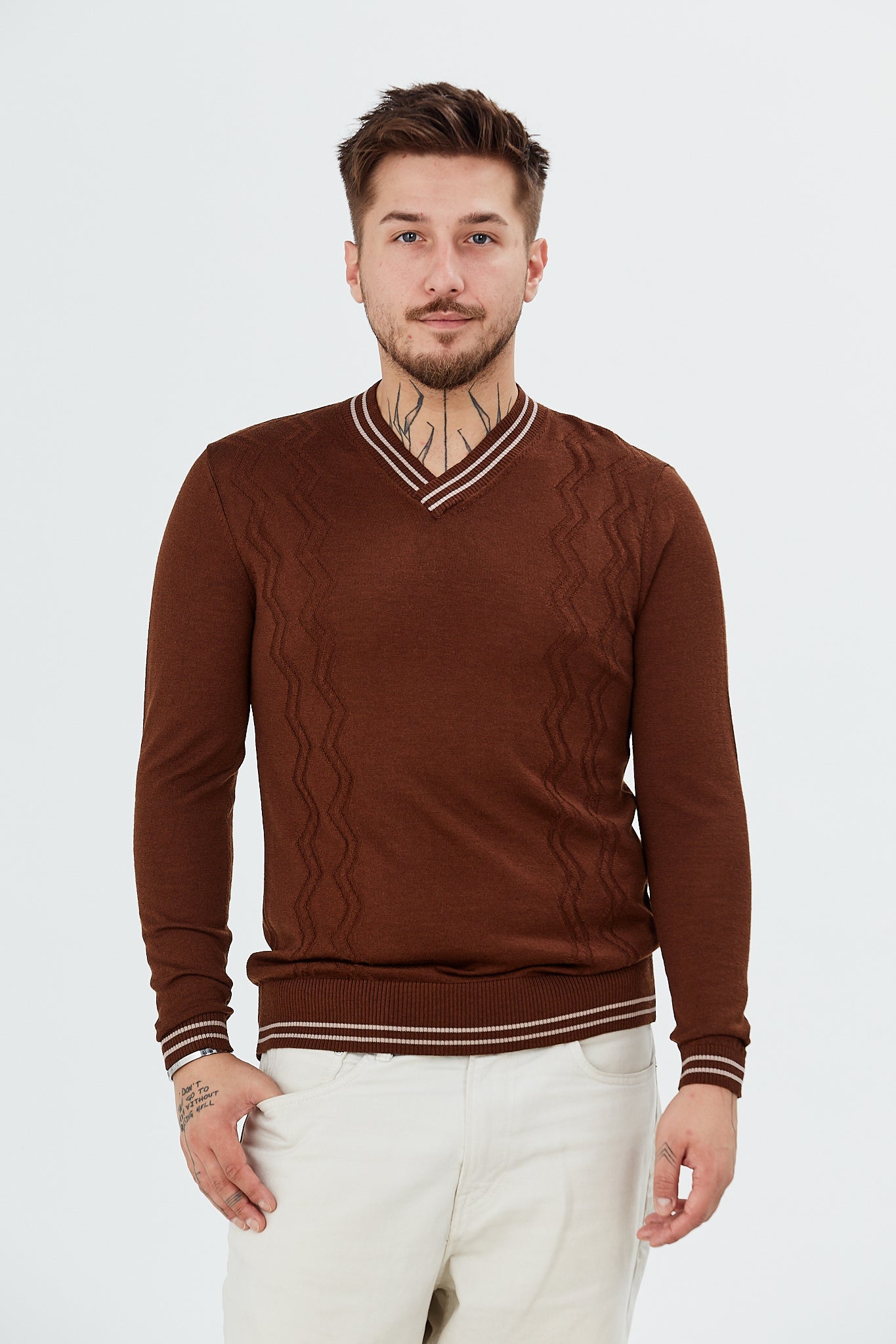 Pulover cu guler V si modele zig-zag