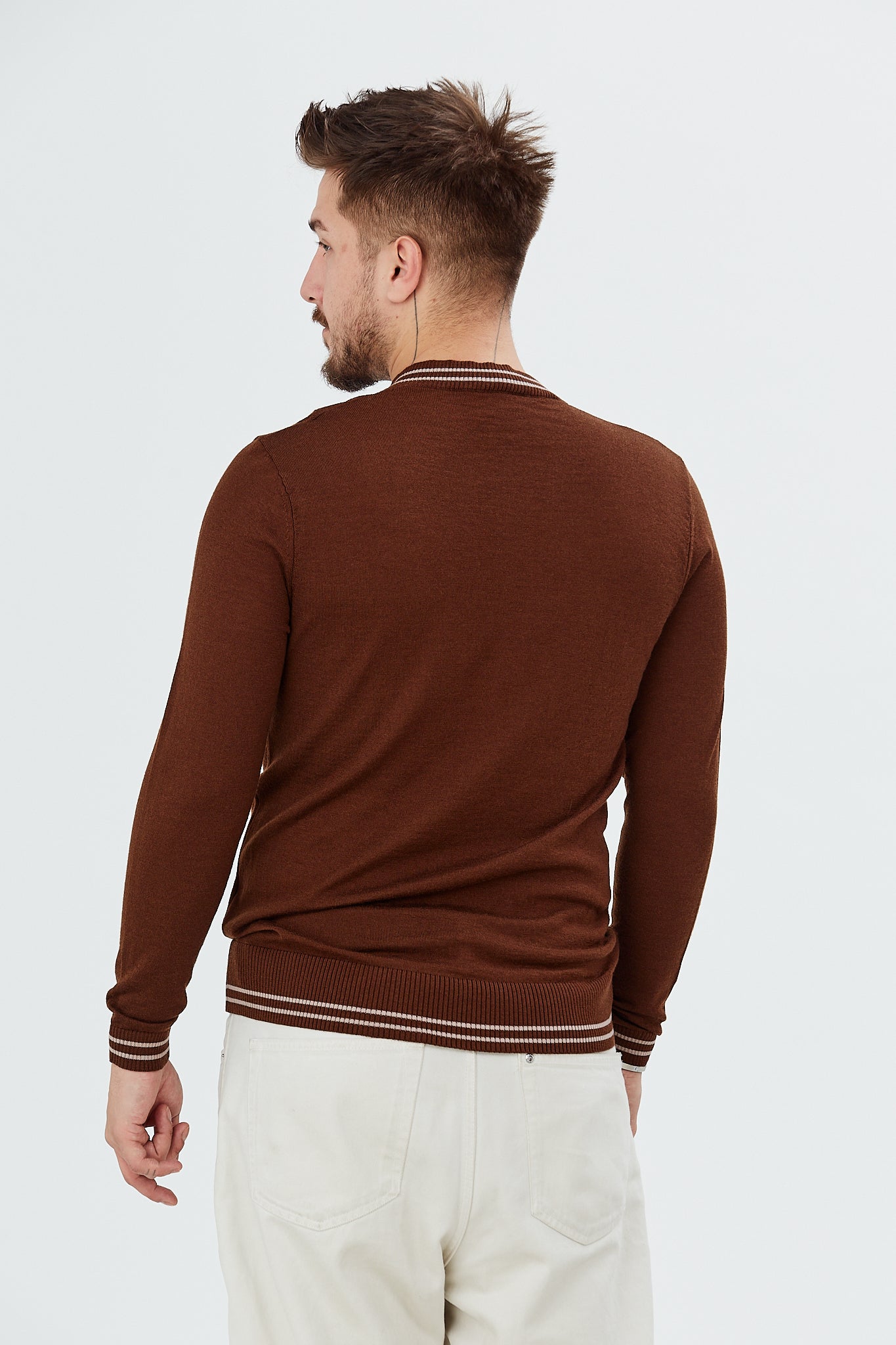 Pulover cu guler V si modele zig-zag