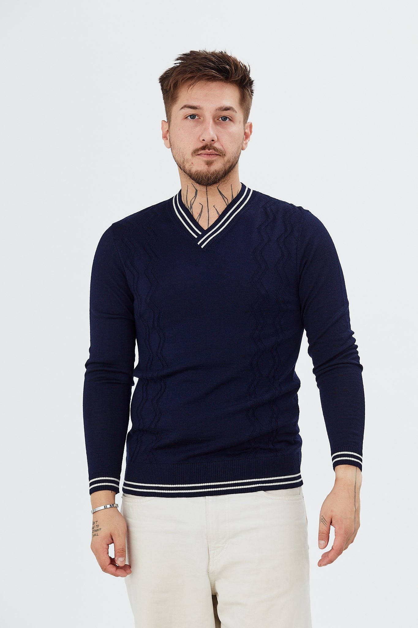 Pulover cu guler V si modele zig-zag