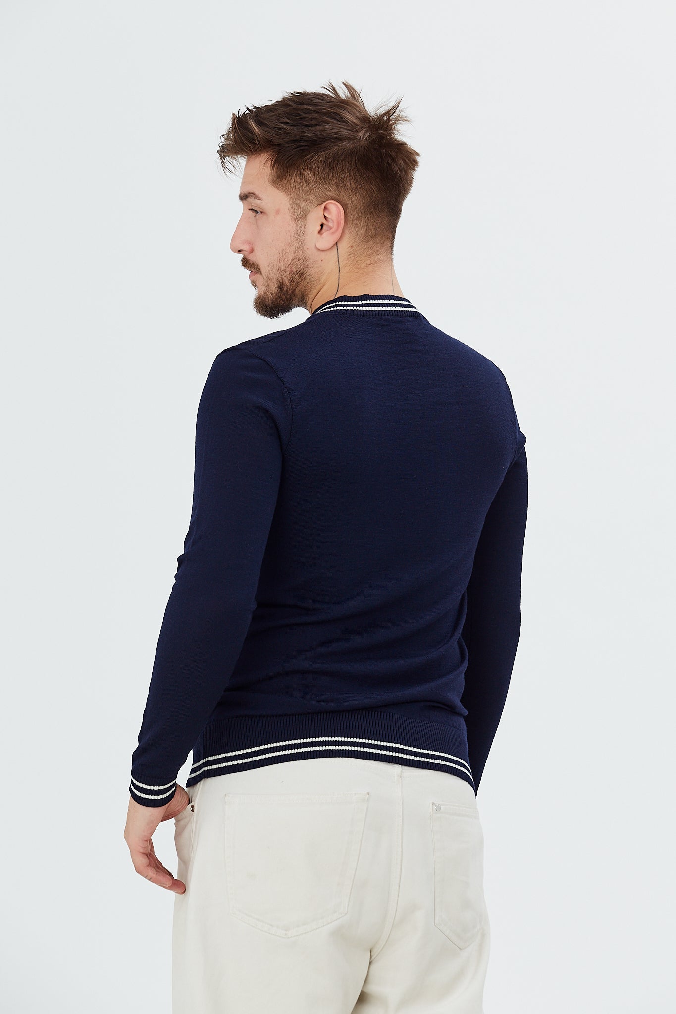 Pulover cu guler V si modele zig-zag