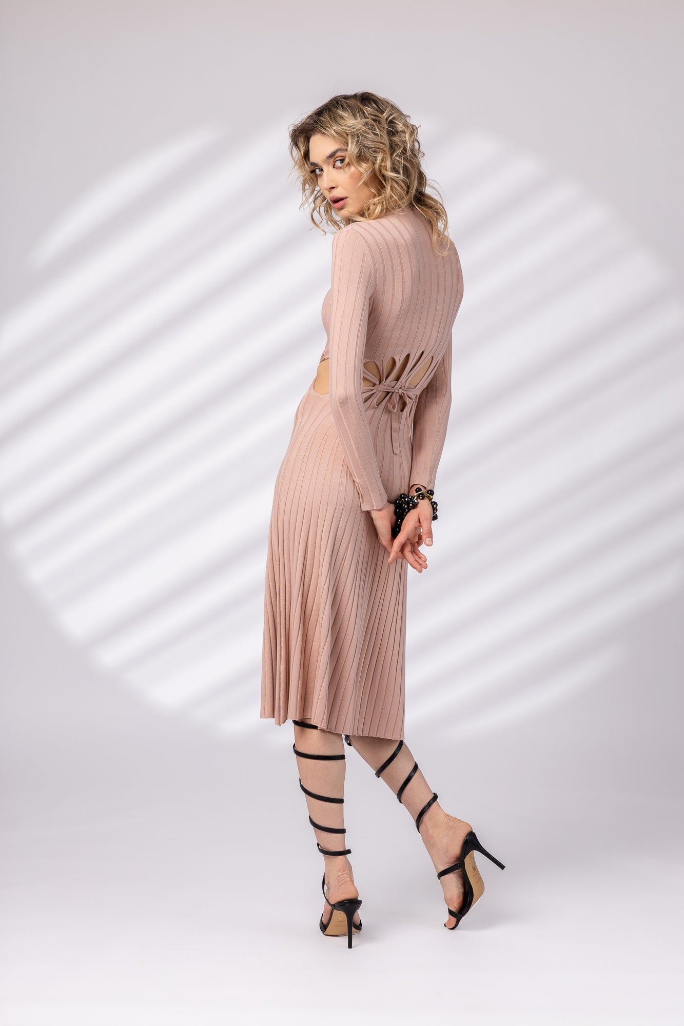Rochie cu decupaje in talie