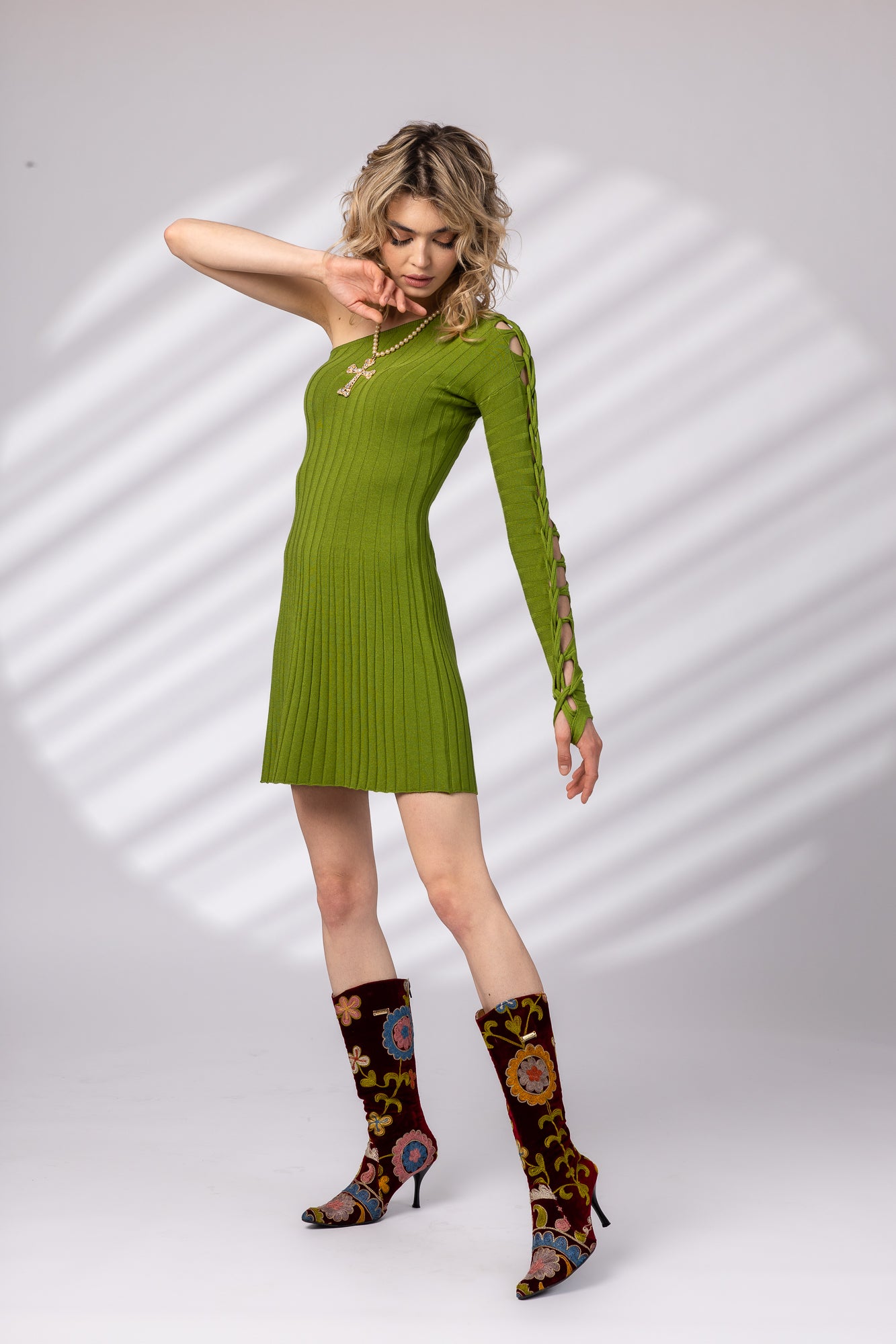 Rochie scurta cu impletitura pe maneca