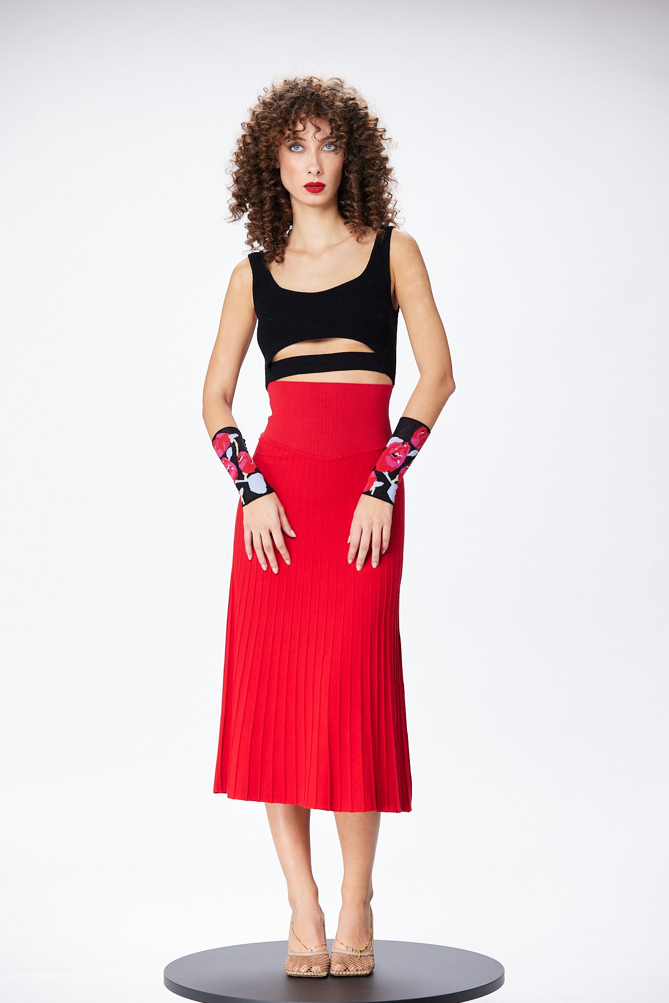 Mansete scurte cu trandafiri stilizati