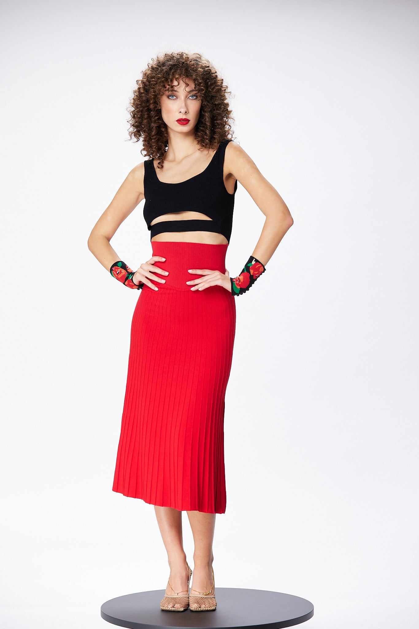 Mansete scurte cu trandafiri stilizati