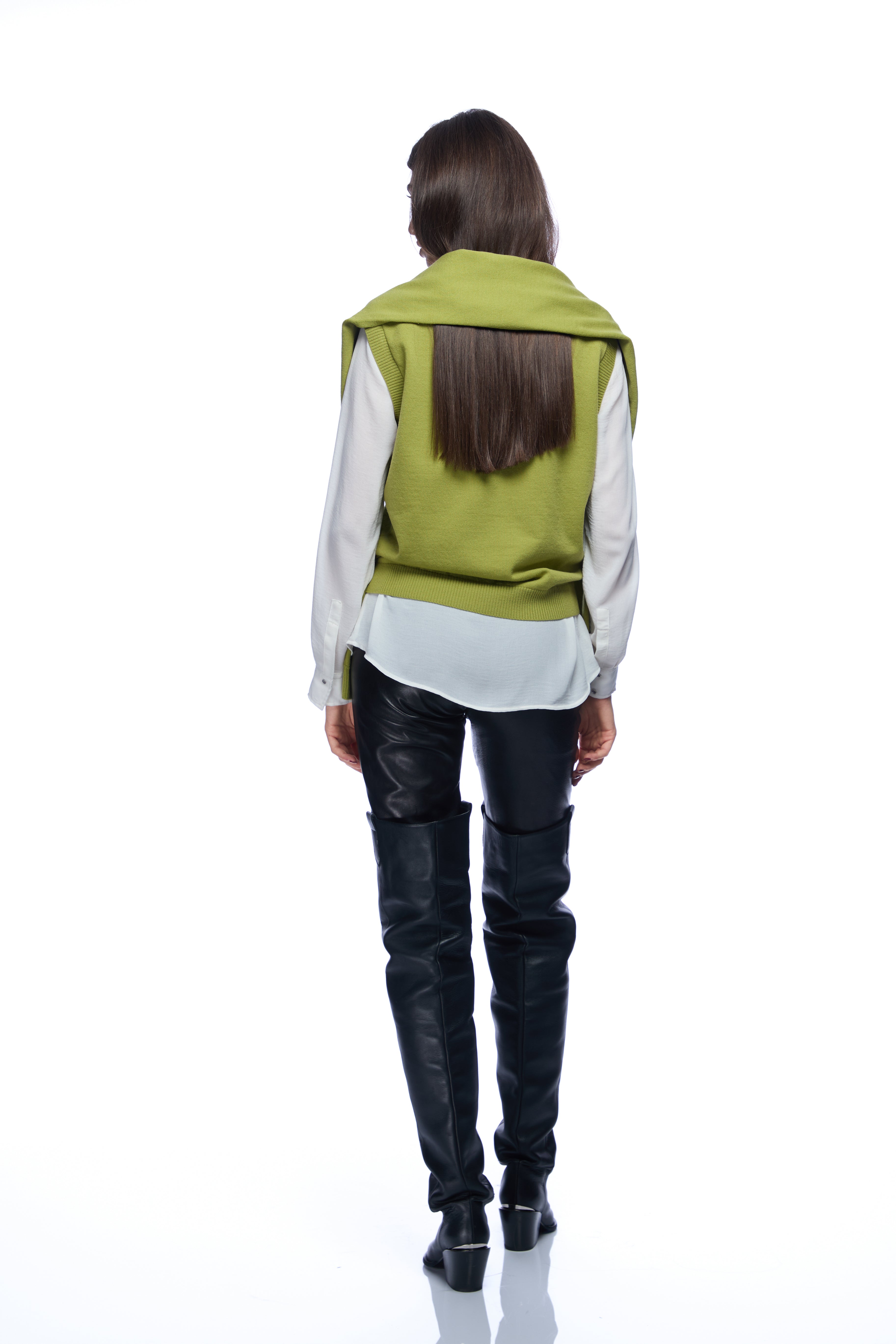 Compleu vesta si capa scurta