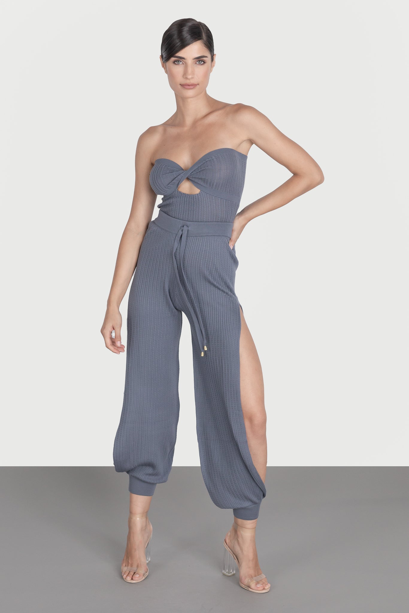 Pantaloni desfacuti pe laterale