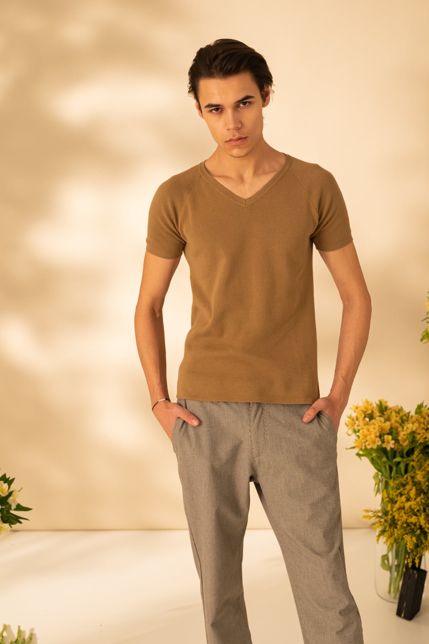 Tricou uni cu guler in V