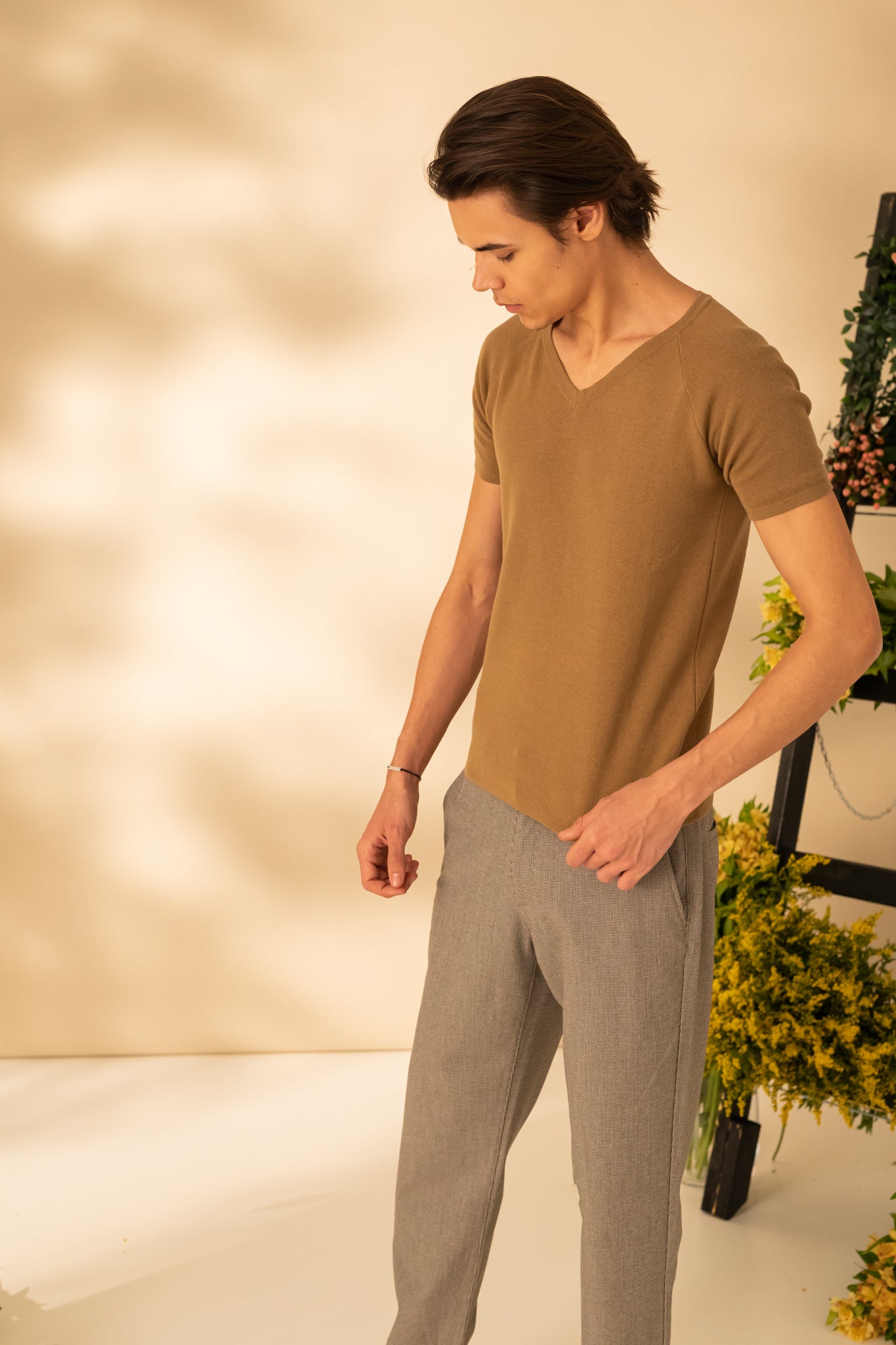 Tricou uni cu guler in V
