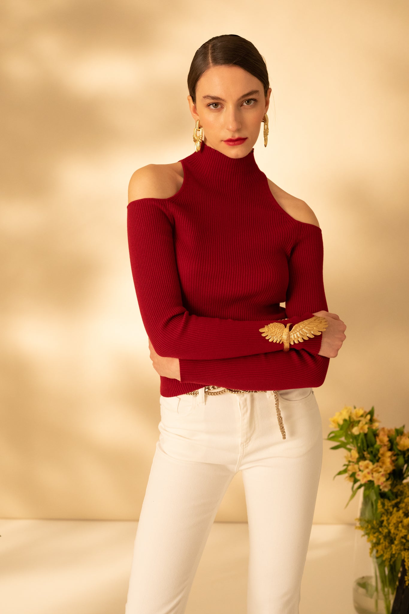 Pulover cu umeri decupati si guler inalt
