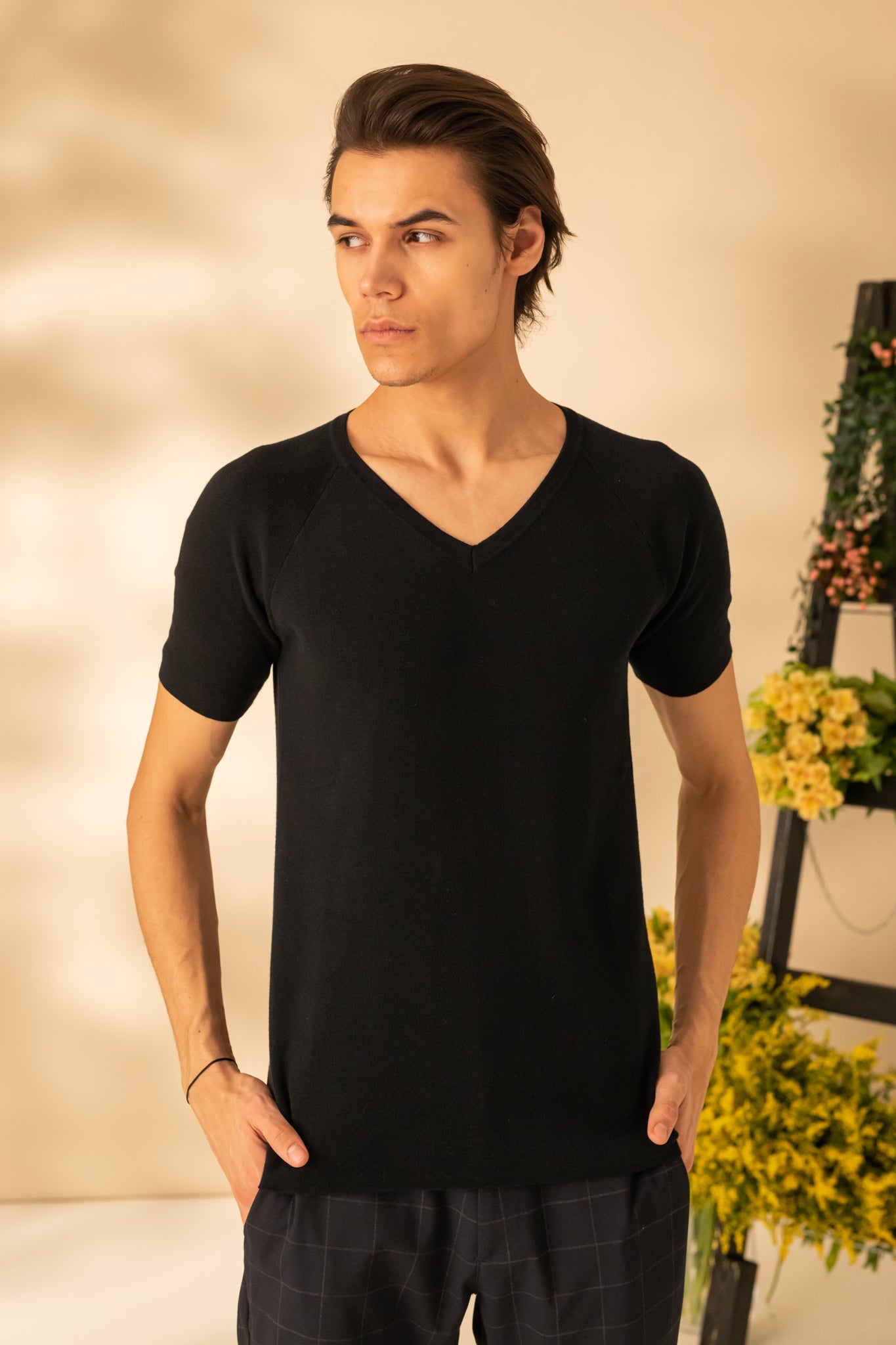 Tricou uni cu guler in V