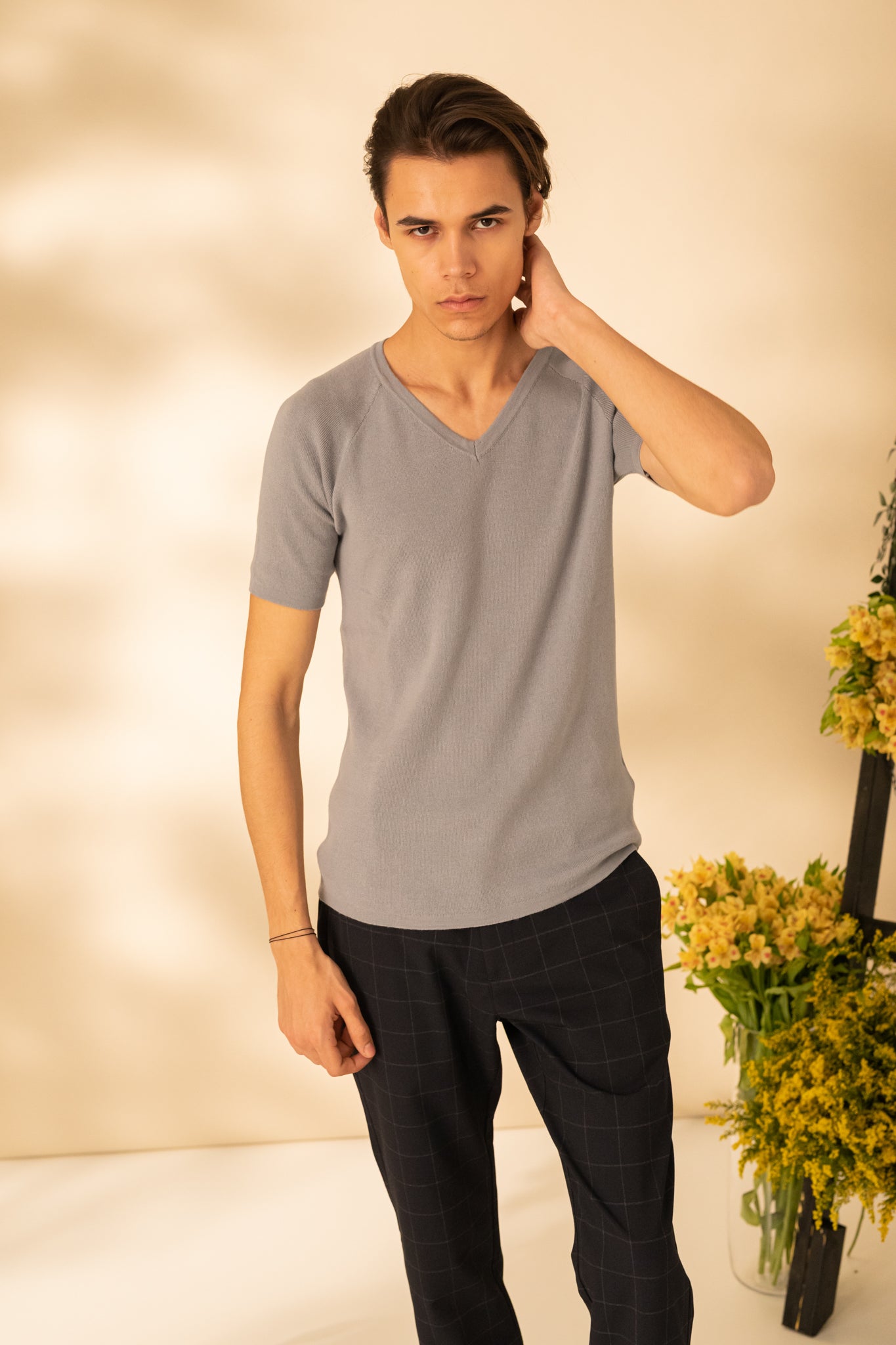 Tricou uni cu guler in V