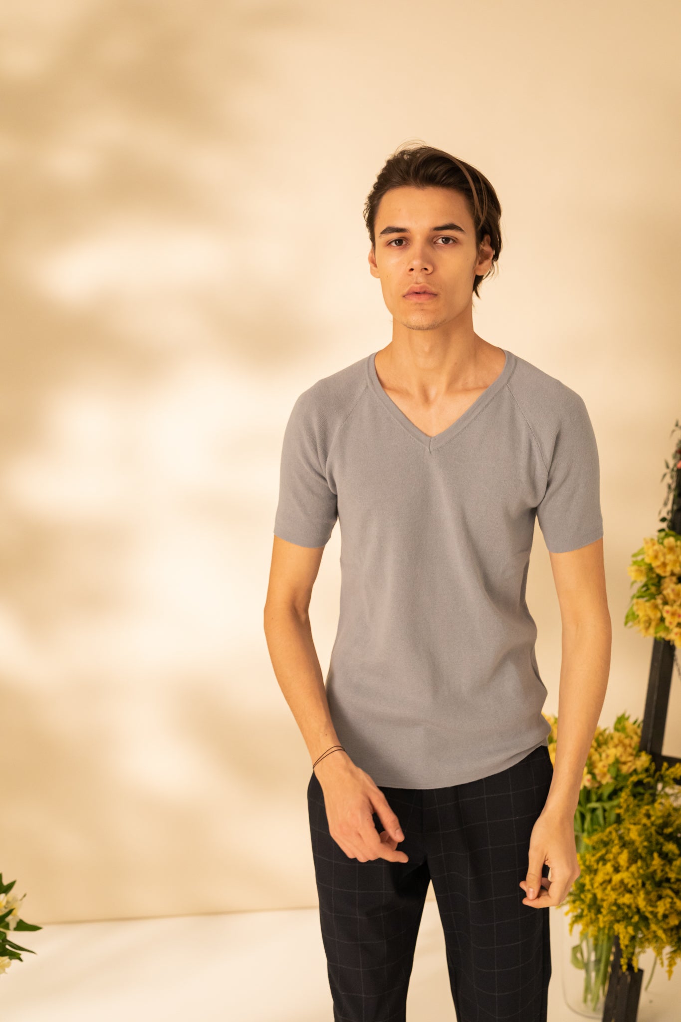 Tricou uni cu guler in V