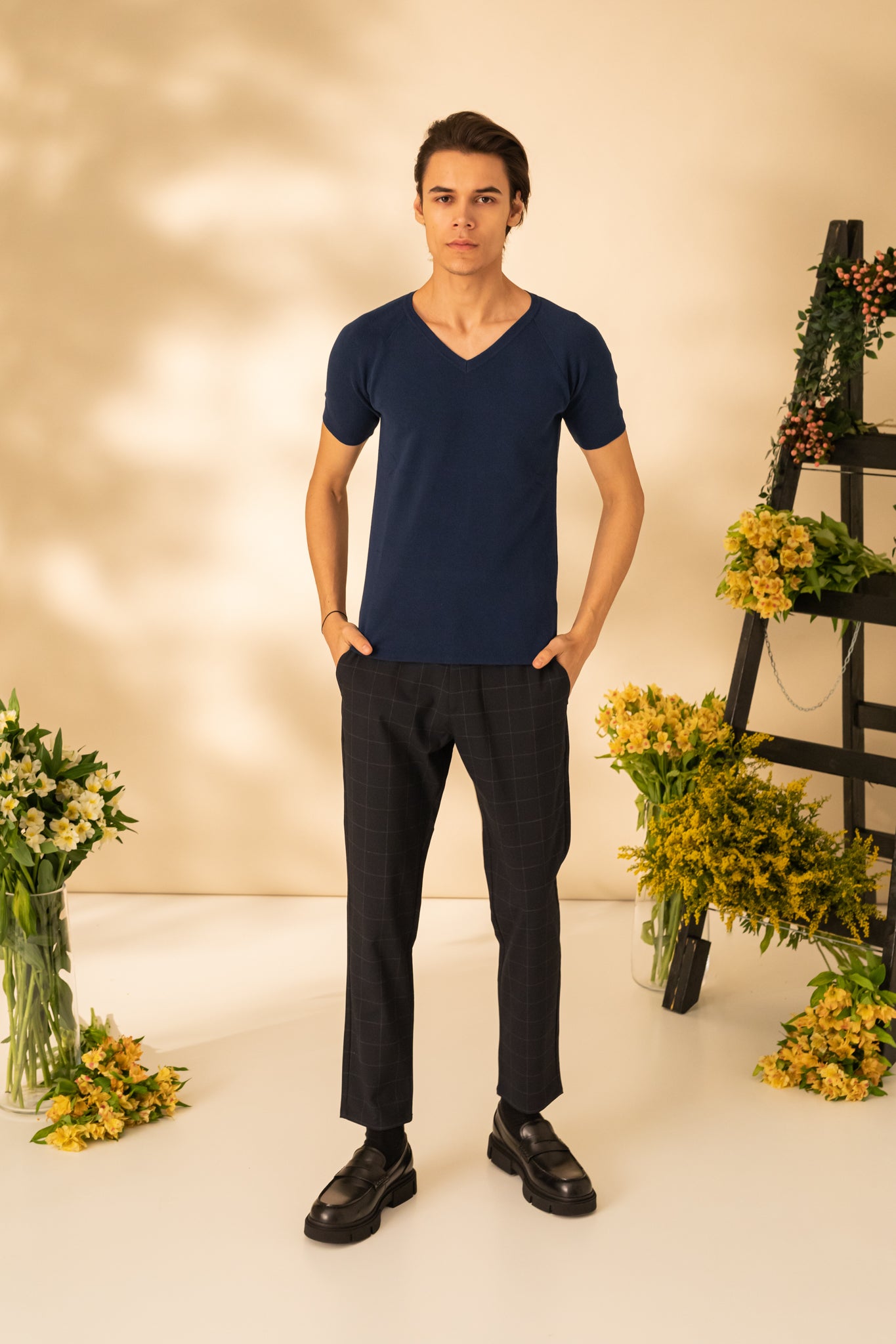 Tricou uni cu guler in V