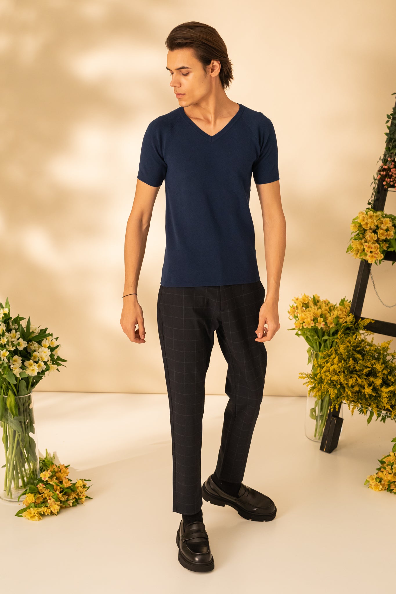 Tricou uni cu guler in V