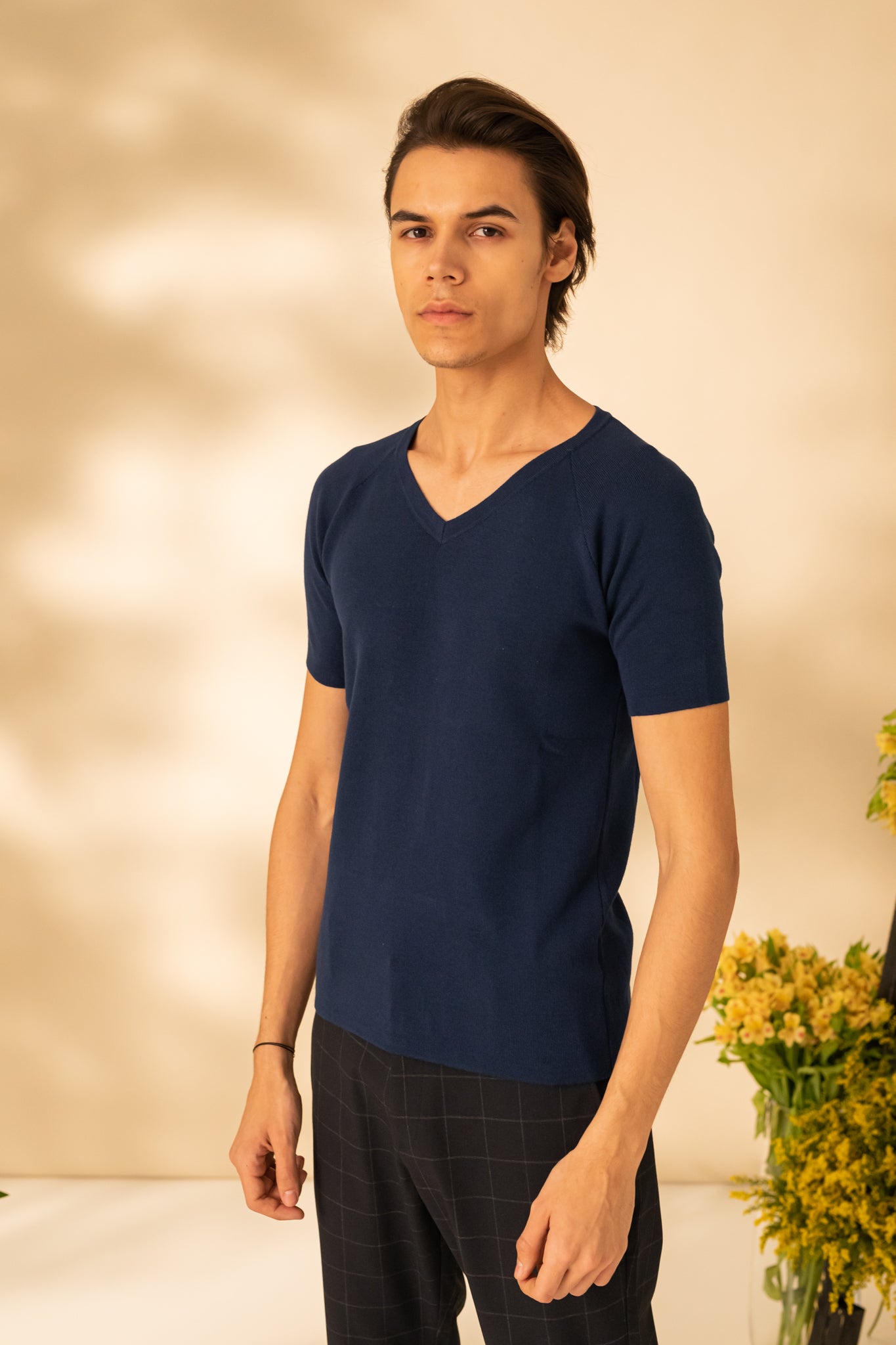 Tricou uni cu guler in V