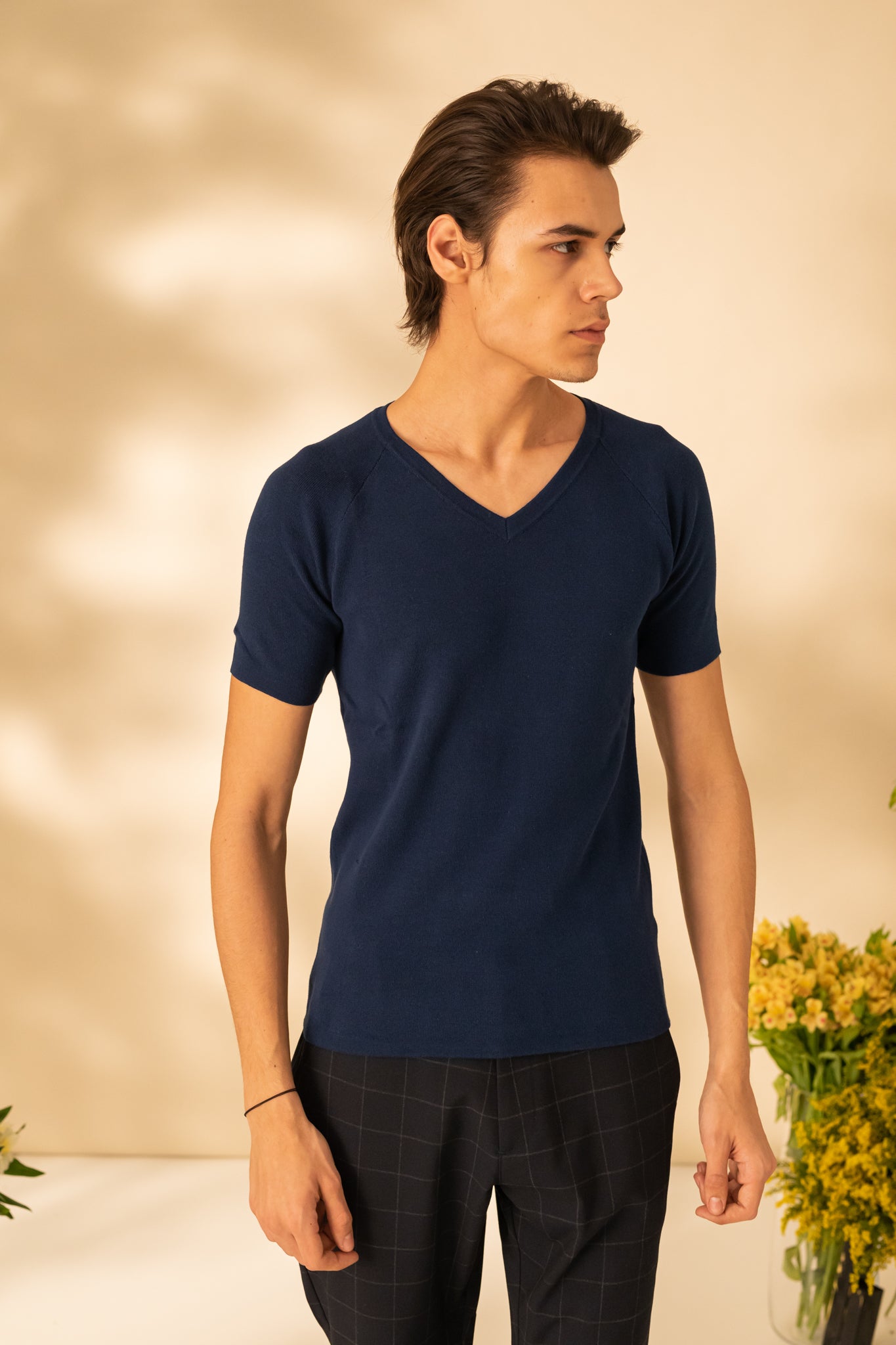 Tricou uni cu guler in V