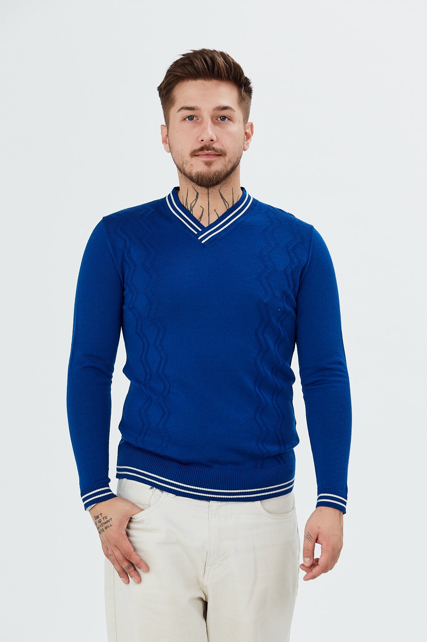 Pulover cu guler V si modele zig-zag