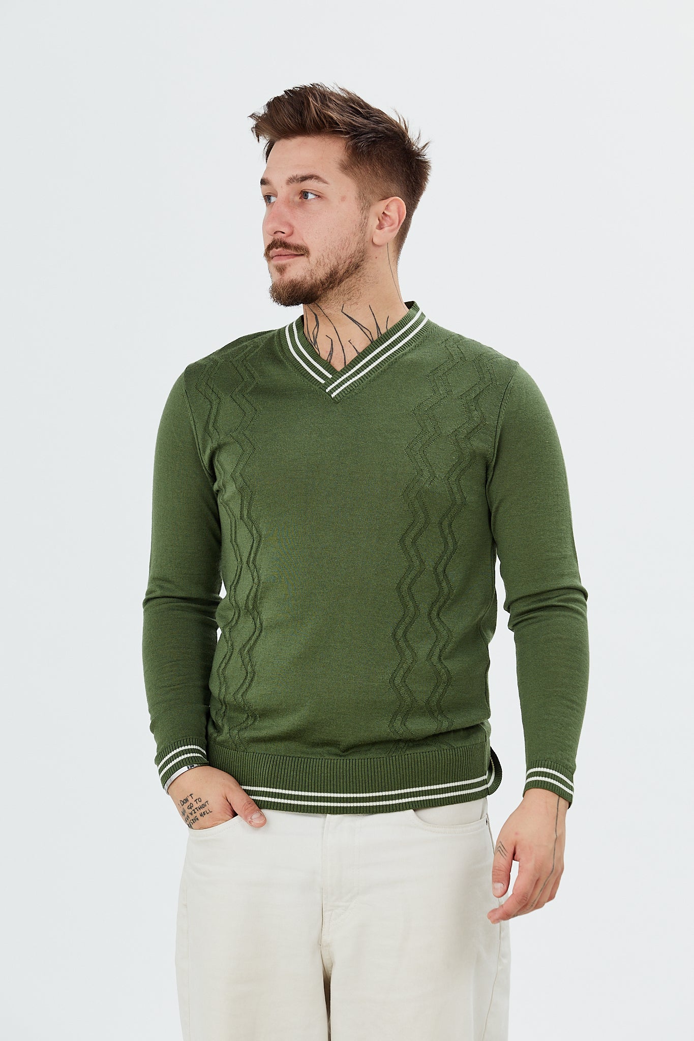 Pulover cu guler V si modele zig-zag