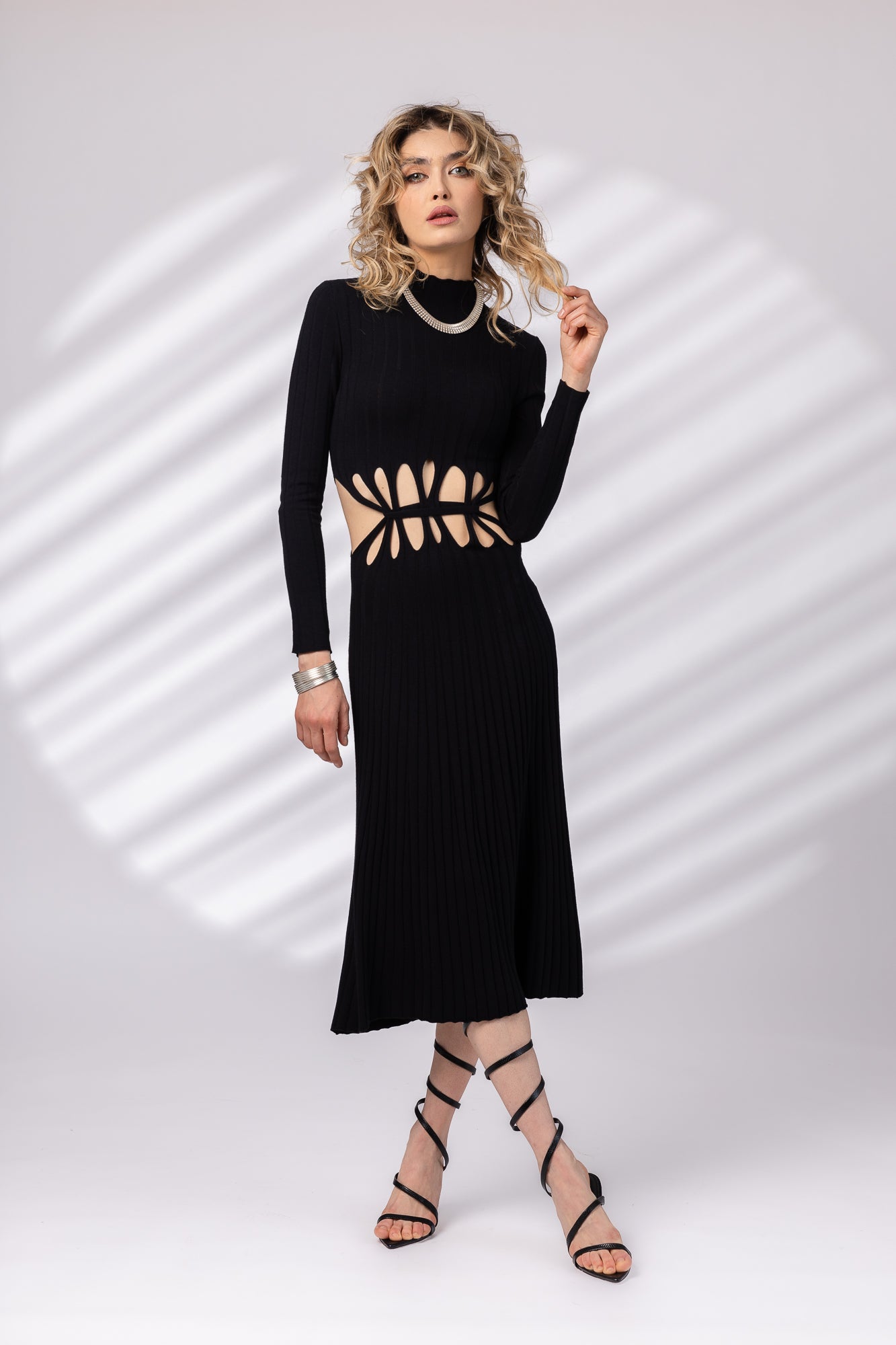 Rochie cu decupaje in talie