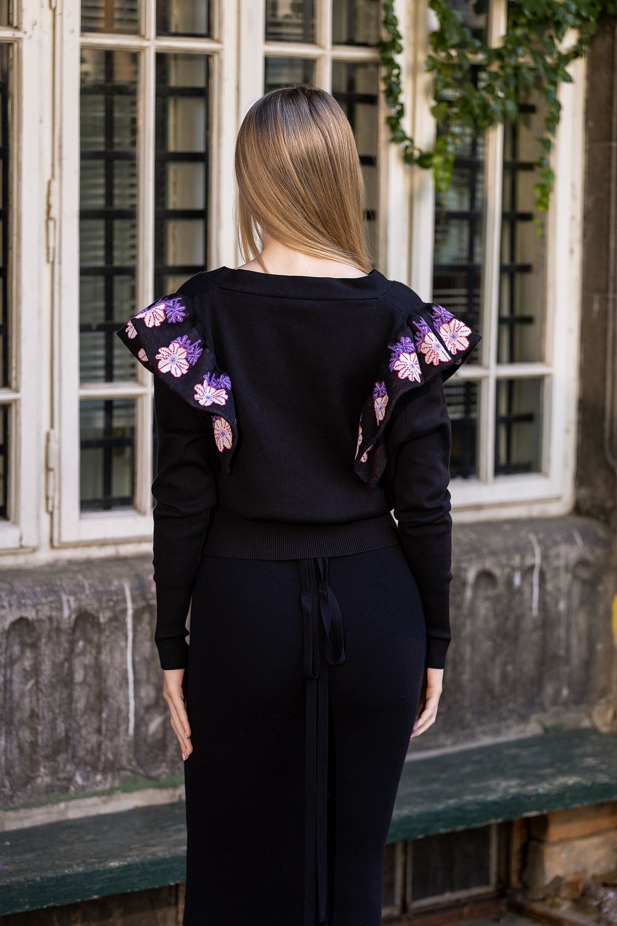 Jachetă cu anemone de munte pe umeri