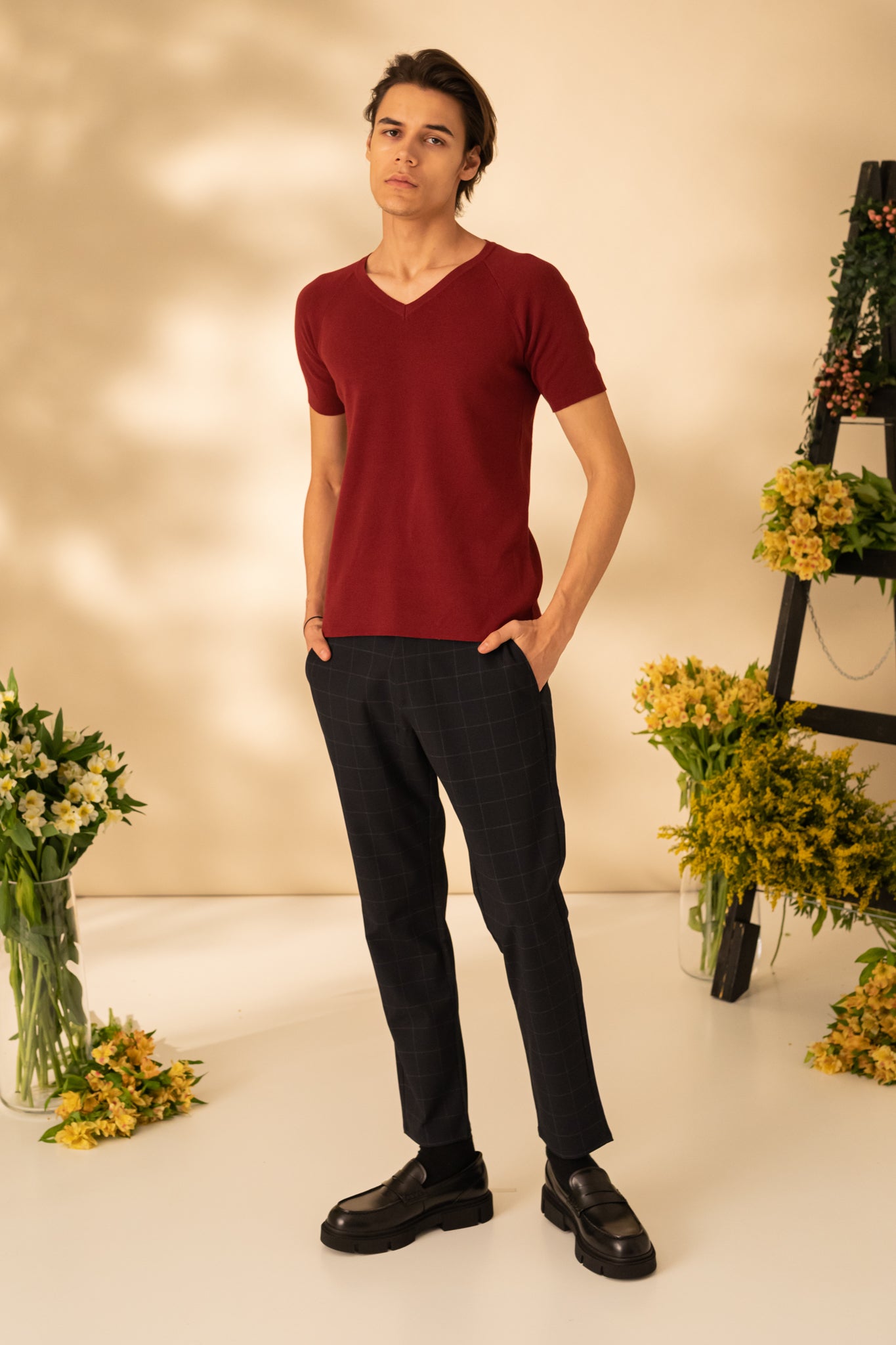 Tricou uni cu guler in V
