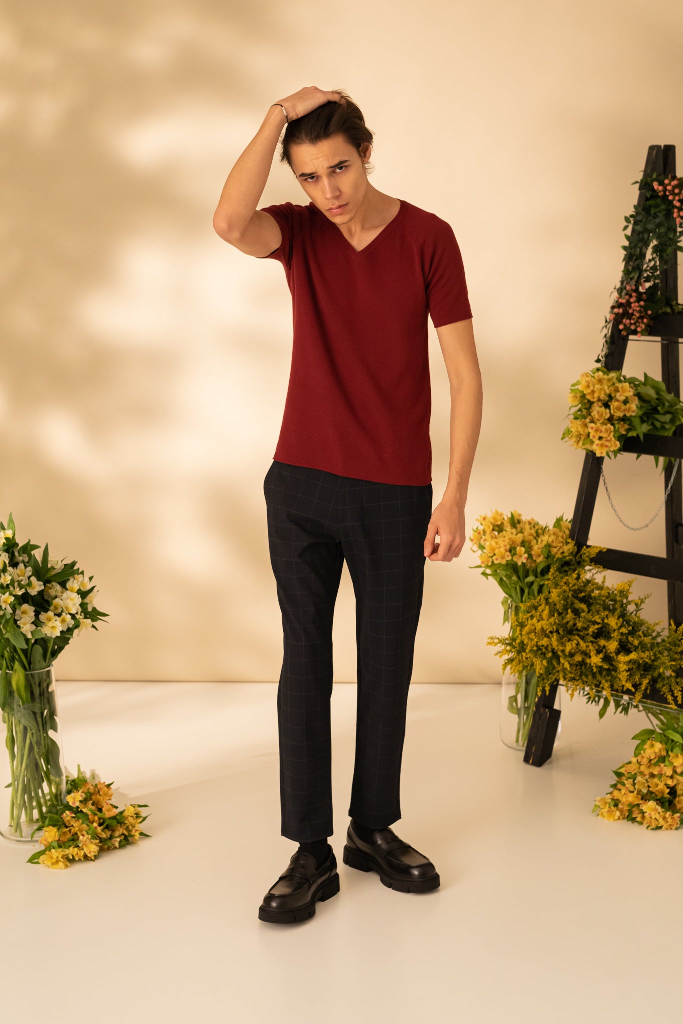 Tricou uni cu guler in V
