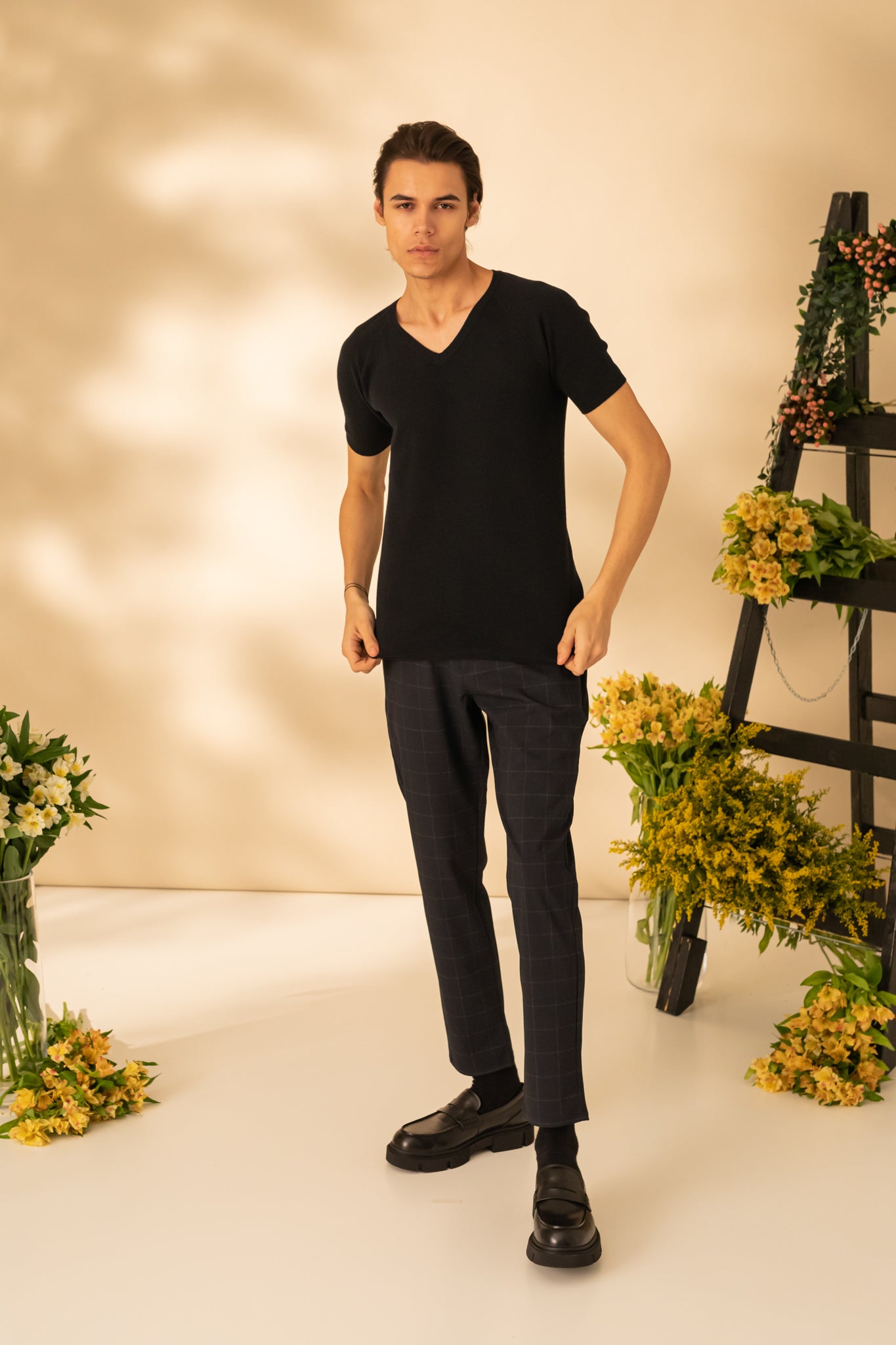Tricou uni cu guler in V